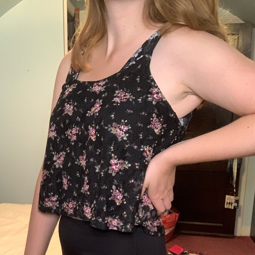 Adorable floral spaghetti strap & shear/lace back crop tank 💫 - Picture 3 of 5